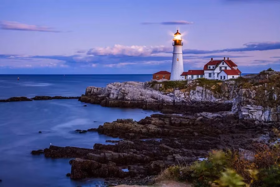 Nằm ở Cape Elizabeth (Maine), hải đăng Portland là địa danh lâu đời nhất của Maine, được thắp sáng lần đầu tiên vào ngày 10/1/1791 và ngừng hoạt động vào ngày 7/8/1989. Điều đáng nói là hải đăng Portland ban đầu được chiếu sáng bởi 16 ngọn đèn đốt dầu cá voi, bây giờ đã trở thành một trạm đèn tự động.