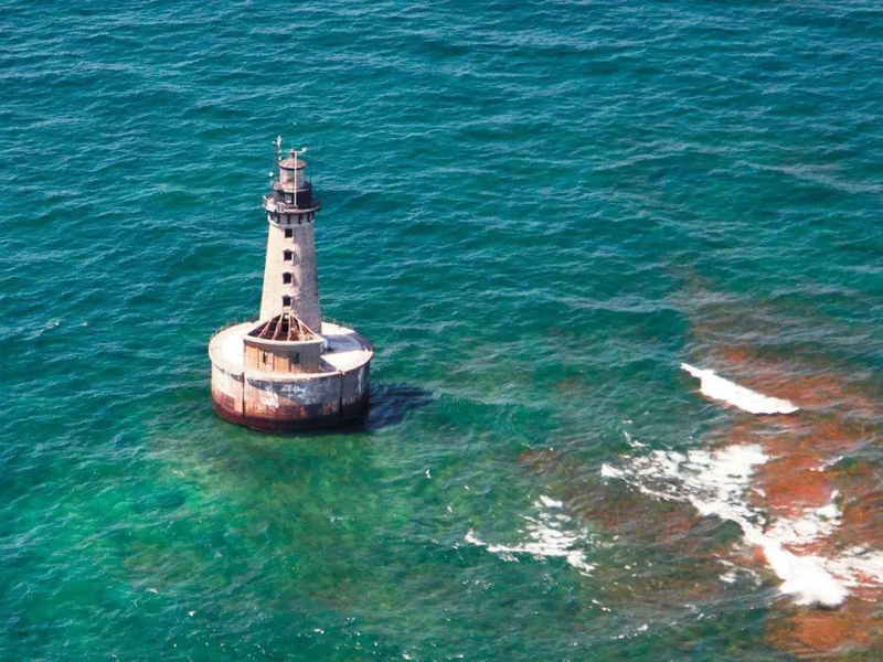  Hải đăng Stannard Rock là ngọn hải đăng xa nhất ở Bắc Mỹ tính từ đất liền và được người canh giữ ngọn hải đăng gọi là "nơi cô độc nhất ở Bắc Mỹ". Quá trình xây dựng ngọn hải đăng kéo dài và được thắp sáng lần đầu tiên vào ngày 4/7/1882, với chùm ánh sáng có thể vươn xa 25 dặm. 