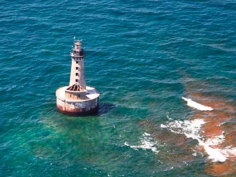  Hải đăng Stannard Rock là ngọn hải đăng xa nhất ở Bắc Mỹ tính từ đất liền và được người canh giữ ngọn hải đăng gọi là "nơi cô độc nhất ở Bắc Mỹ". Quá trình xây dựng ngọn hải đăng kéo dài và được thắp sáng lần đầu tiên vào ngày 4/7/1882, với chùm ánh sáng có thể vươn xa 25 dặm. 