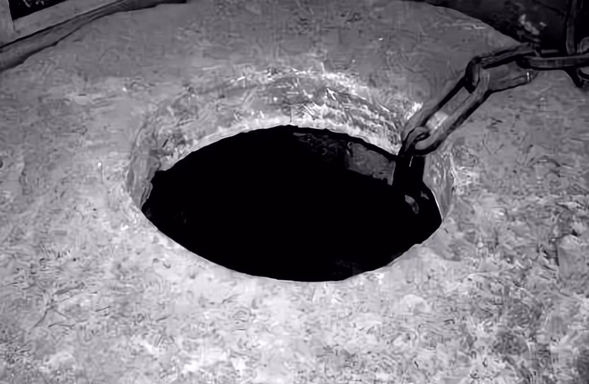 Tương truyền, năm 1421, Minh Thành Tổ dời đô từ Nam Kinh về Bắc Bình (nay là Bắc Kinh). Trong quá trình dời đô, Minh Thành Tổ liên tục gặp phải trở ngại khi các công trình vừa xây xong thì vài ngày sau bị sét đánh, hỏa hoạn hoặc hư hại.