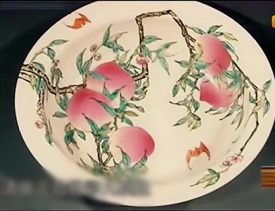 Theo lời kể, ông đã mua một chiếc chậu rửa mặt hình chín quả đào, được cho là có từ thời vua Ung Chính với giá 4 triệu Nhân dân tệ (khoảng 3,5 tỷ đồng).