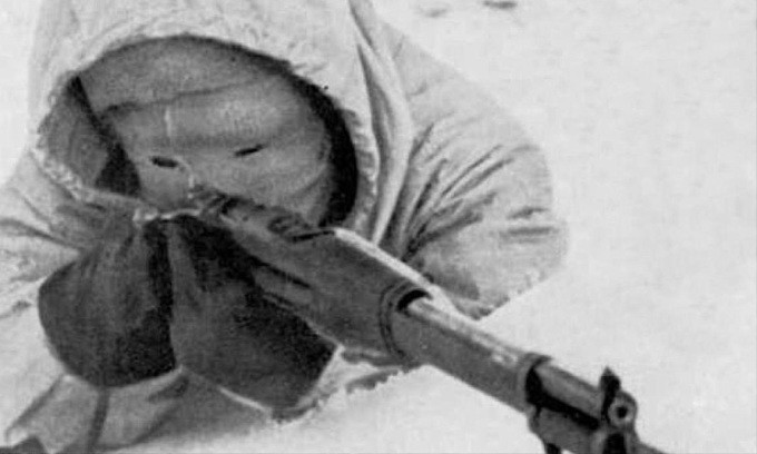 Simo Hayha là một trong những binh sĩ thuộc quân đội Phần Lan tham gia cuộc chiến này. Dù chỉ cao 1,52m nhưng Hayha có khả năng thiện xạ tuyệt vời. Vậy nên, ông được biên chế đơn vị bắn tỉa của Phần Lan.