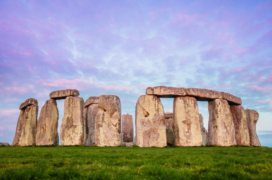Người ta vẫn chưa xác định được thông tin về những tường đá giống khu di tích Stonehenge nổi tiếng nước Anh, cho dù chúng tự nhiên hay cố tình đặt ở đó