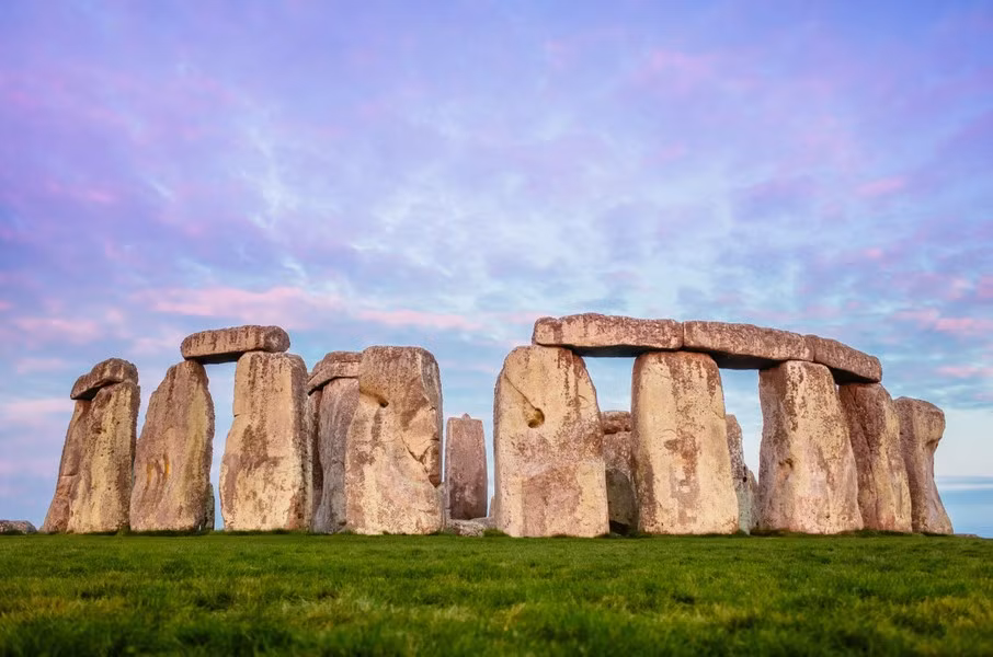Người ta vẫn chưa xác định được thông tin về những tường đá giống khu di tích Stonehenge nổi tiếng nước Anh, cho dù chúng tự nhiên hay cố tình đặt ở đó