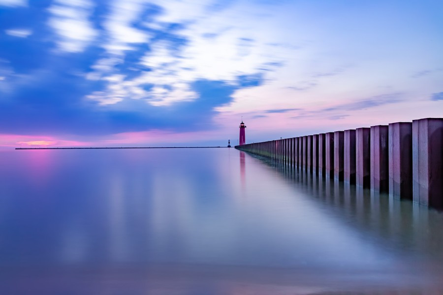 Năm 2007, các nhà nghiên cứu tìm thấy một cấu trúc bằng đá khổng lồ sắp xếp thành vòng tròn dưới đáy hồ Michigan ở Mỹ. 