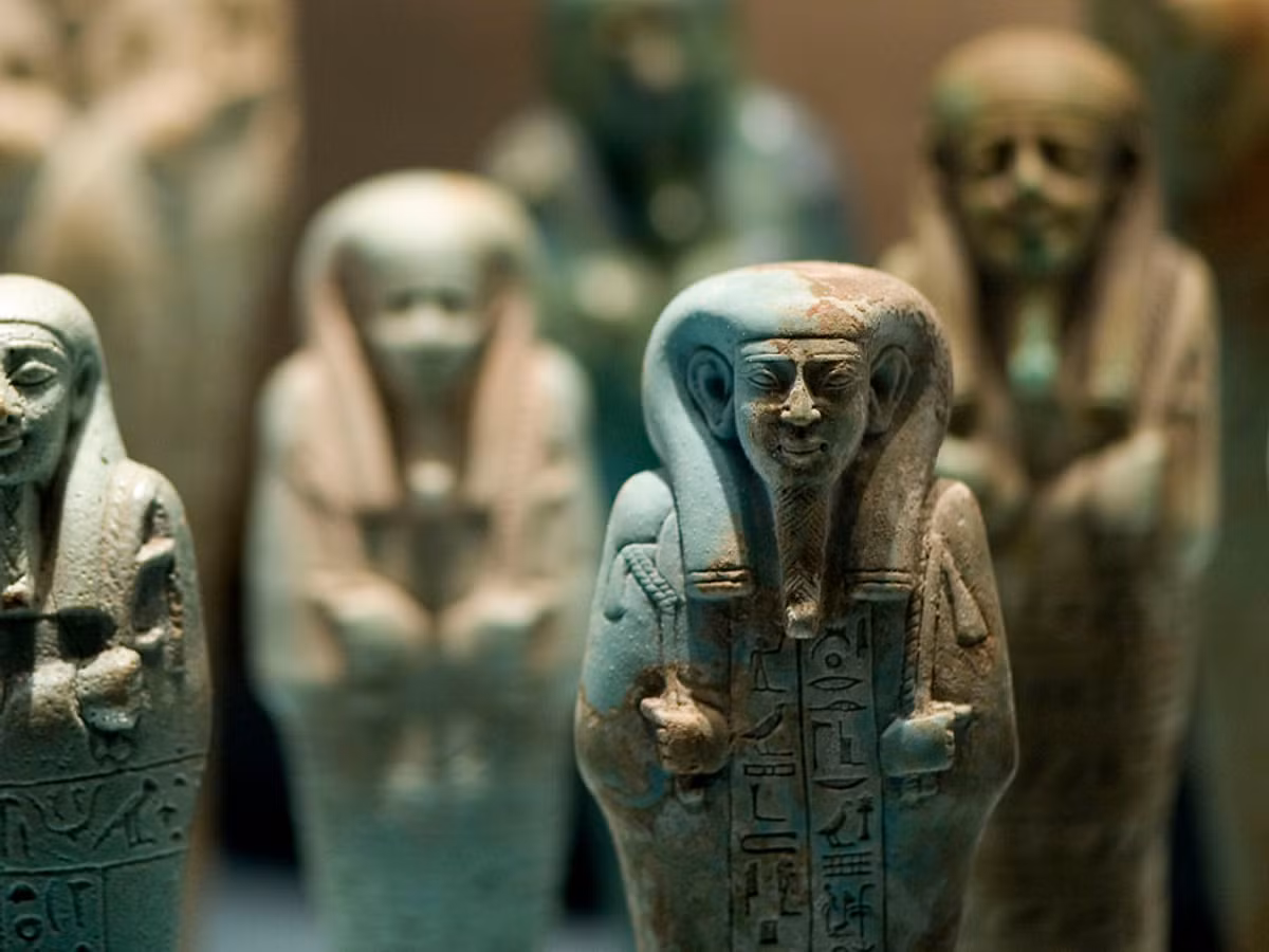 Tượng Shabti hay ushabti cũng được chôn cùng người Ai Cập cổ đại sau khi qua đời. Đó là những "gia nhân" sẽ phục vụ, hầu hạ người quá cố ở thế giới bên kia.