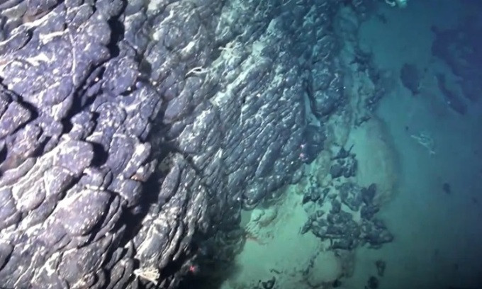 Trên tạp chí Nature, nhóm nghiên cứu quốc tế đứng đầu là chuyên gia Priyeshu Srivastava ở Đại học Sao Paulo mới công bố phát hiện về một hòn đảo nằm dưới đáy Đại Tây Dương chứa nguồn dự trữ khổng lồ các nguyên tố đất hiếm và nhiều khoáng chất giá trị khác.