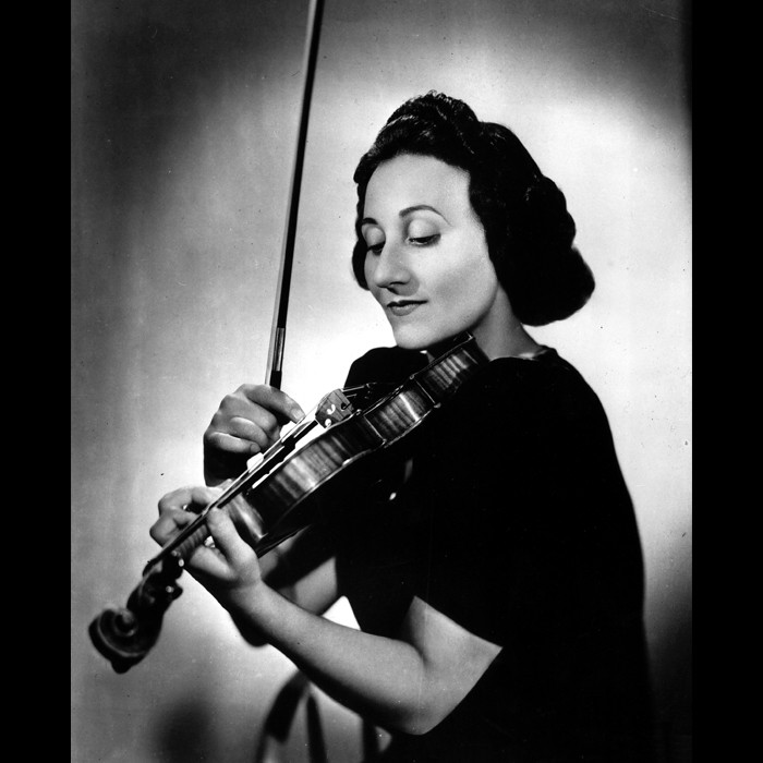 Theo hồ sơ của cảnh sát, kẻ trộm đã lẻn vào nhà của Erica ở New York, Mỹ rồi lấy đi cây đàn Stradivarius trị giá 3,5 triệu USD. Đây là một trong những vụ trộm lớn nhất thế giới.