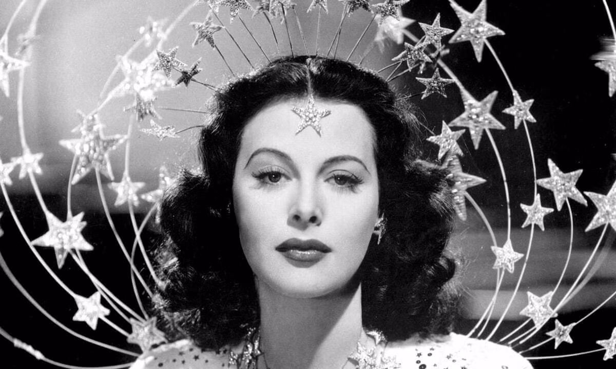 Sinh ngày 9/11/1914 ở Vienna, Áo, Hedy Lamarr ngay từ khi còn nhỏ đã nổi bật hơn bạn bè đồng trang lứa khi có dung mạo xinh đẹp và thông minh. Bà là con gái của gia đình gốc Do Thái với cha là một giám đốc ngân hàng thành đạt.
