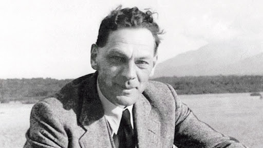 Một điệp viên nổi tiếng trong Chiến tranh thế giới 2 là Richard Sorge. Ông đã có đóng góp lớn cho tình báo Liên Xô trong cuộc chiến tranh với Đức quốc xã.