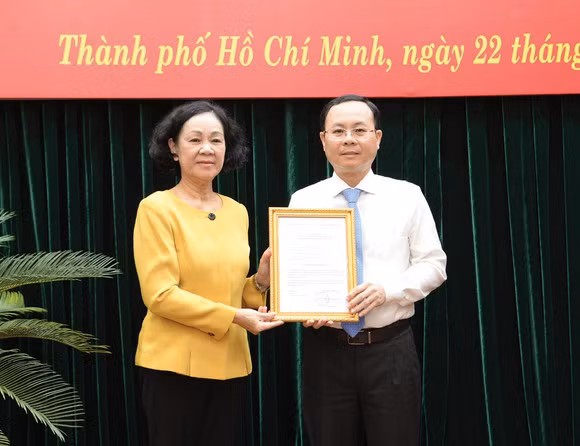 Tan Pho Bi thu Thanh uy TPHCM nhiem ky 2020-2025 la ai?