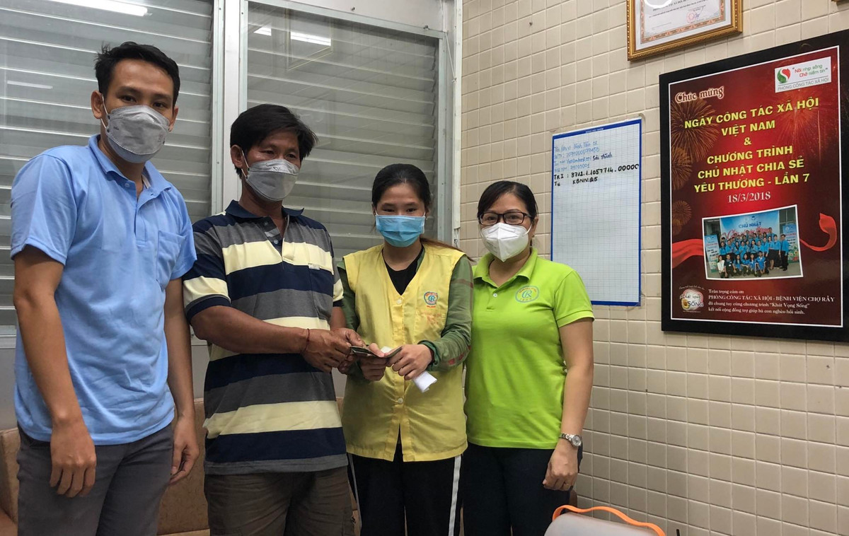 BV Chợ Rẫy cảnh báo giả danh người nhà bệnh nhân nghèo để xin tiền - Hình 2 BV Cho Ray canh bao gia danh nguoi nha benh nhan ngheo de xin tien-Hinh-2