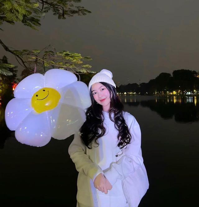 Đồng hành cùng Lọ Lem không ai khác chính là cô em gái tên Mai Thảo Ngọc (hay còn gọi là Hạt Dẻ). Hai chị em có những khoảnh khắc xinh đẹp trong dịp đón đông tại Hà Nội.