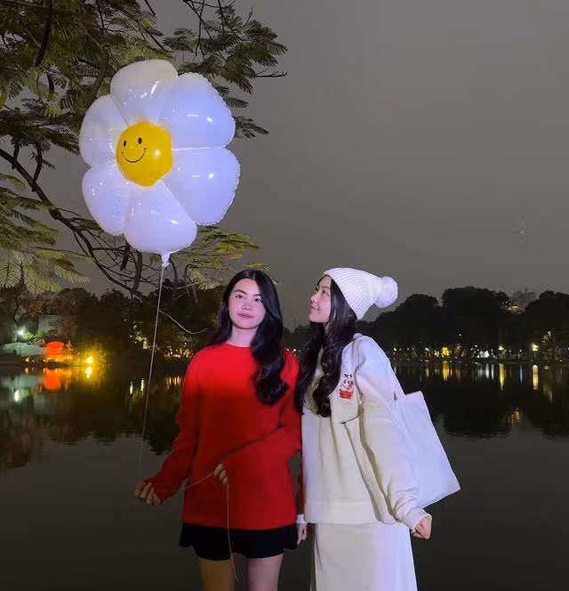 Khoảnh khắc ghi lại, con gái Quyền Linh diện cả set đồ trắng, đầu đội mũ len, tóc để xõa, trang điểm nhẹ nhàng. Vẫn như những lần trước đó, nhan sắc của 10X vẫn đẹp bất chấp dù là ảnh chụp thiếu sáng, bằng cam thường.