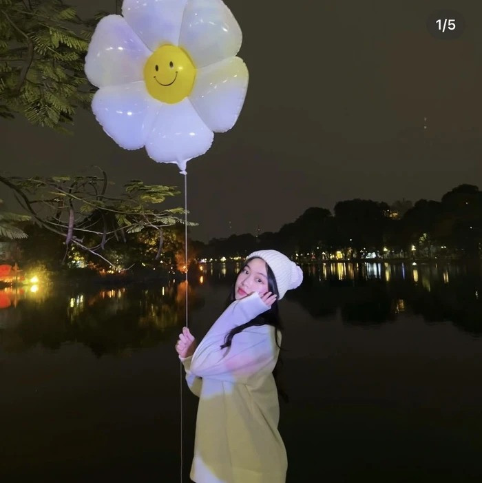 Cả 2 chị em vừa có chuyến ra thăm quan Hà Nội. Địa điểm chụp hình của họ chính là cạnh Hồ Gươm.