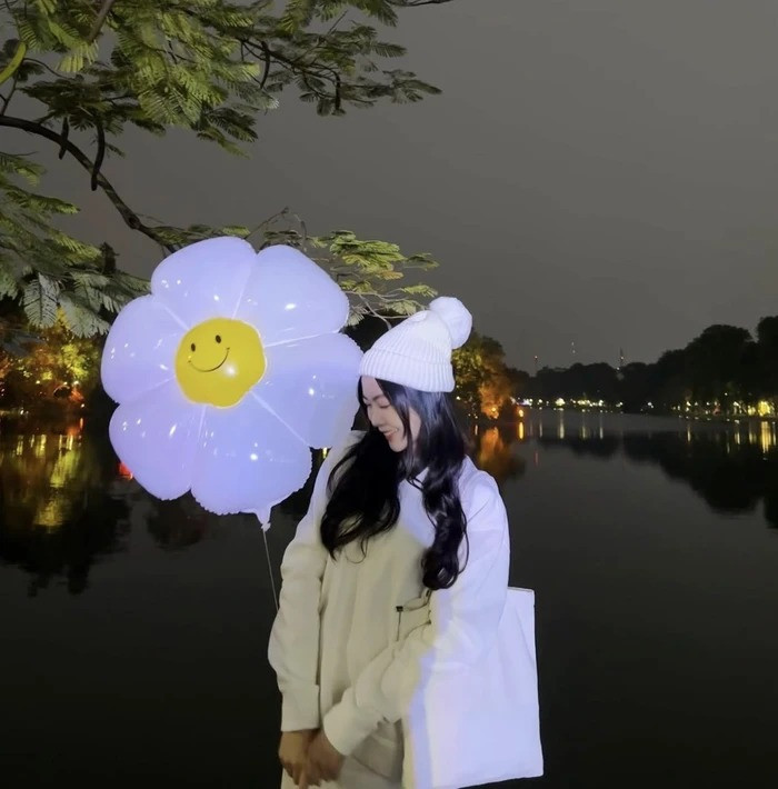 Về phần Hạt Dẻ, cô bạn gây ấn tượng khi diện set đồ đỏ đen nổi bật. Ngoài gương mặt cá tính, chiều cao nổi bật của nữ sinh gây ấn tượng không kém.