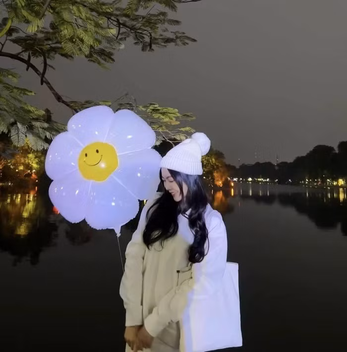 Về phần Hạt Dẻ, cô bạn gây ấn tượng khi diện set đồ đỏ đen nổi bật. Ngoài gương mặt cá tính, chiều cao nổi bật của nữ sinh gây ấn tượng không kém.