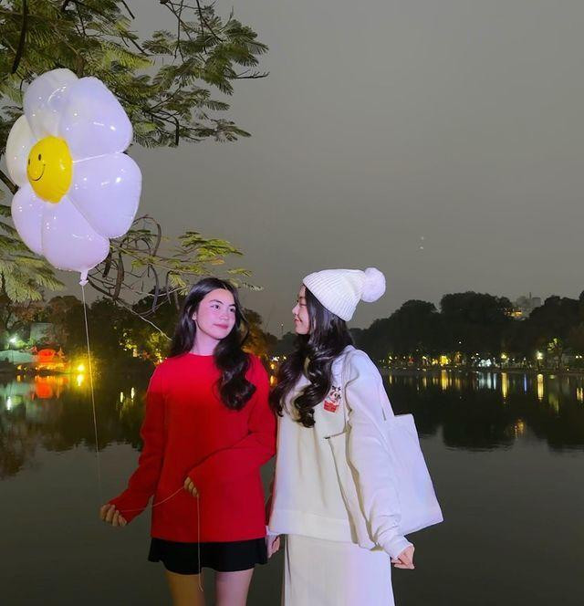 Mới đây trên trang cá nhân, con gái cả của MC Quyền Linh - Mai Thảo Linh (hay còn gọi Lọ Lem) đã cập nhật loạt ảnh mới trong chuyến thăm Hà Nội.