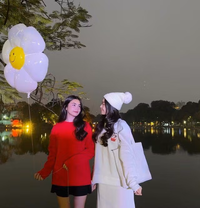 Mới đây trên trang cá nhân, con gái cả của MC Quyền Linh - Mai Thảo Linh (hay còn gọi Lọ Lem) đã cập nhật loạt ảnh mới trong chuyến thăm Hà Nội.