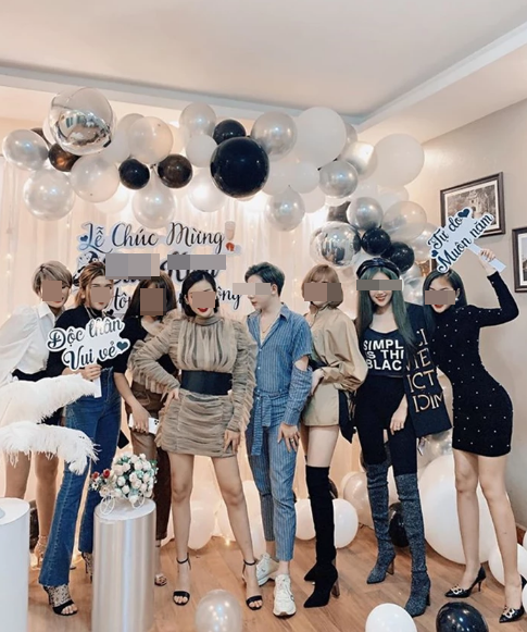 Bên cạnh việc tổ chức ăn tiệc linh đình, hội bạn còn chơi lớn, lì xì cho nhân vật chính cả xấp tiền “lấy hên” khi cô trở lại với cuộc sống độc thân. Hình ảnh này cũng từng gây bão một thời gian dài trên mạng xã hội. Ảnh: Tổng hợp