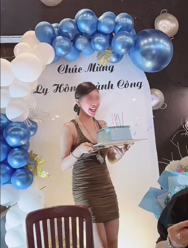 Trước giờ, nhiều người thường ăn mừng việc kết hôn, tuy nhiên, mới đây, mạng xã hội lan truyền một số hình ảnh về bữa tiệc mừng ly hôn thành công của một cô gái xinh đẹp.