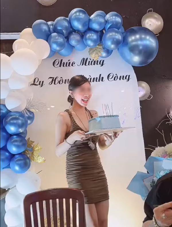 Trước giờ, nhiều người thường ăn mừng việc kết hôn, tuy nhiên, mới đây, mạng xã hội lan truyền một số hình ảnh về bữa tiệc mừng ly hôn thành công của một cô gái xinh đẹp.