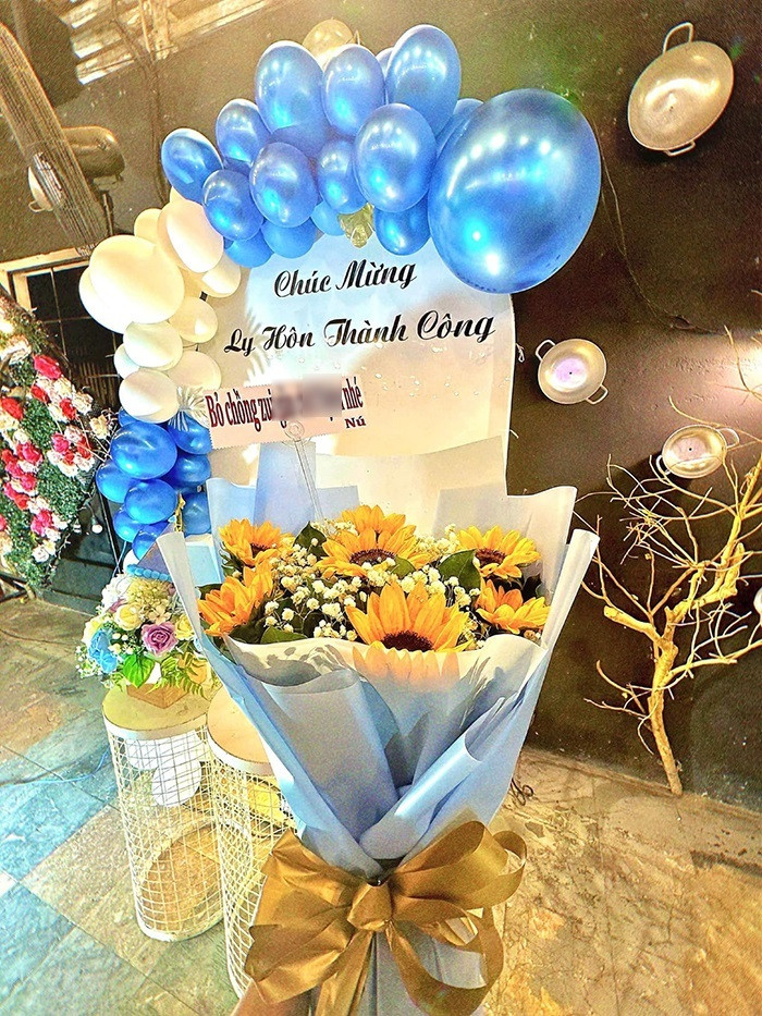 Cô gái tỏ ra vô cùng phấn khích, nở nụ cười tươi rói rạng rỡ. Có lẽ cô đã rất hài lòng với kết quả này.