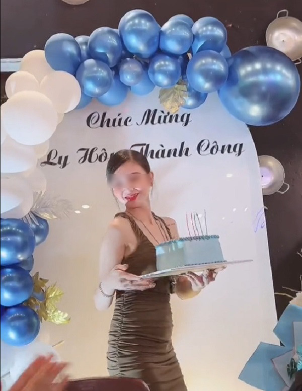 Qua những hình ảnh được ghi lại trong đoạn clip, bữa tiệc mừng ly hôn này được tổ chức khá hoành tráng với sự tham gia của hội chị em bạn thân cô gái.