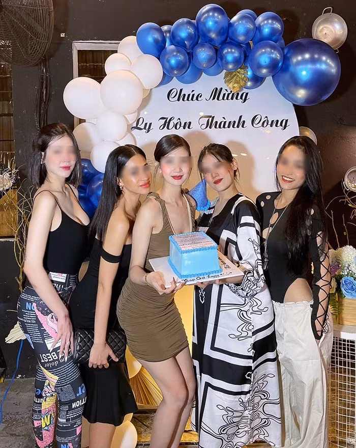 Theo đó cả nữ chính và các bạn của cô đều vô cùng vui vẻ, hài lòng với bữa tiệc ly hôn này.