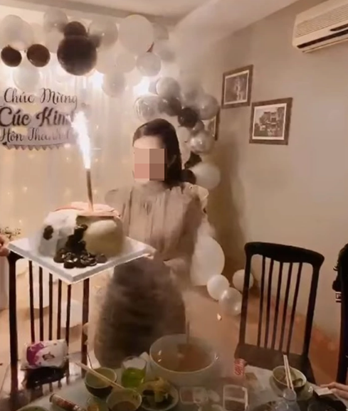 Khi vừa chấm dứt cuộc hôn nhân, bạn bè và cả người trong cuộc đều hết sức vui vẻ, tổ chức tiệc tùng linh đình, rình rang.