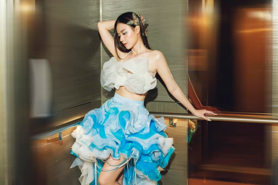 Ở bức ảnh chụp nghiêng, hot girl Midu làm ai cũng trầm trồ bởi làn da trắng sáng.