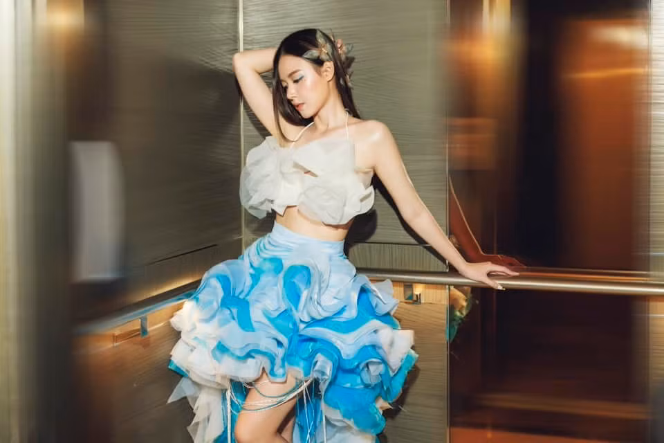 Ở bức ảnh chụp nghiêng, hot girl Midu làm ai cũng trầm trồ bởi làn da trắng sáng.