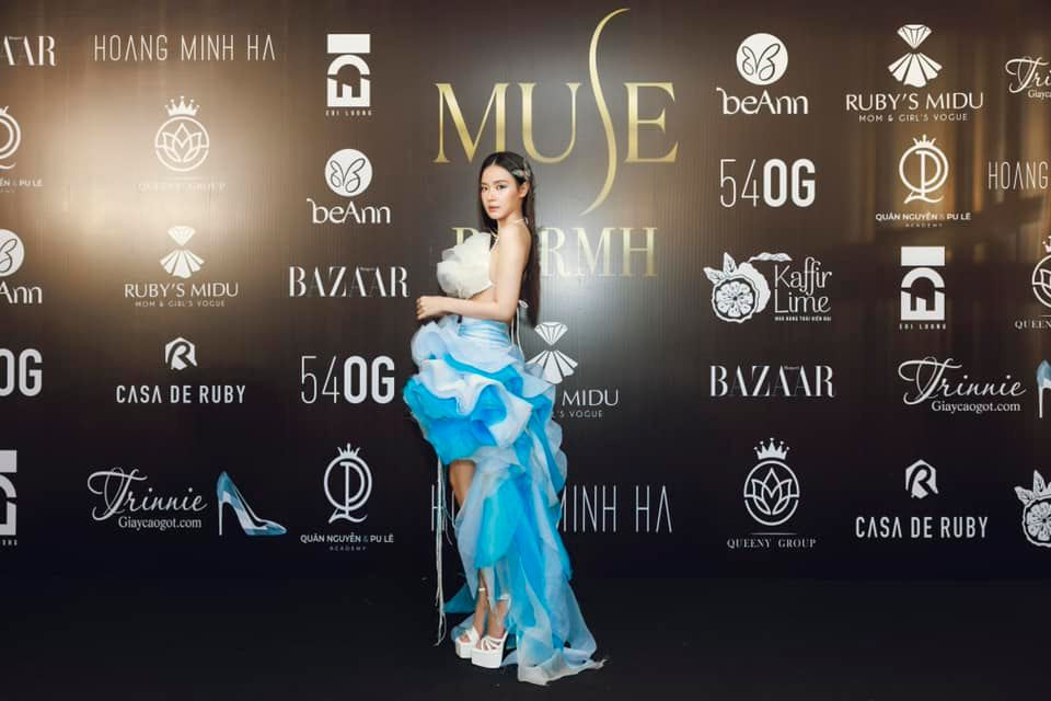 Cư dân mạng nhận xét Midu ngày càng lão hóa ngược bởi mỗi lần xuất hiện đều gây ấn tượng với nhan sắc trẻ trung.