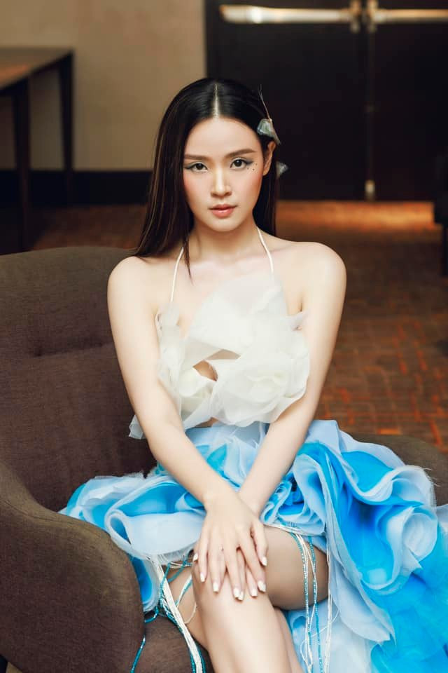 Dưới bài đăng cư dân mạng để lại nhiều bình luận khen ngợi cho vóc dáng của cô nàng: "Chị làm vậy ai chơi lại chị Midu ơi", "Cô giáo xinh quá", "Lão hóa ngược rồi cô giáo Du ơi",...