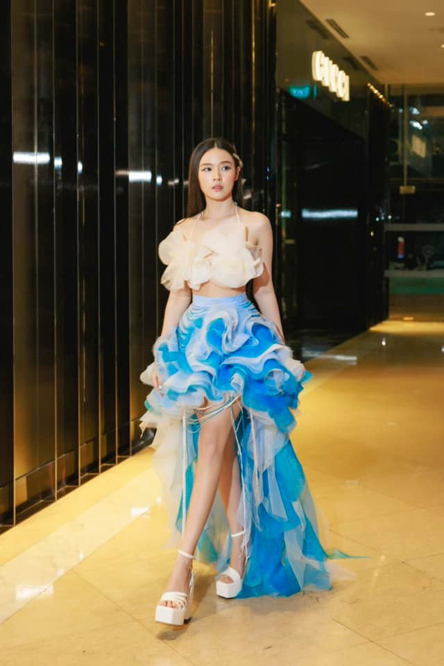 Đặc biệt vòng 2 không chút mỡ thừa và body chuẩn chỉnh của Midu khiến nhiều chị em phải vào "xin vía" trẻ đẹp.