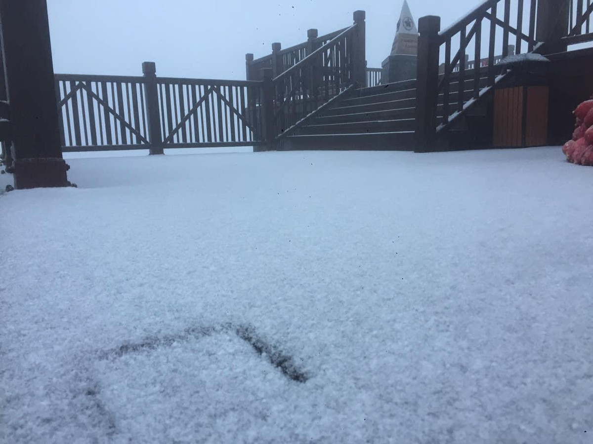 Cùng ngắm thêm một số hình ảnh mưa tuyết trên đỉnh Fansipan sáng 28-12. Ảnh sử dụng trong bài: Nam Nguyễn