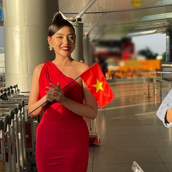 Tại sân bay, nàng hot girl khiến fan bàn luận sôi nổi với khoảnh khắc lủi thủi một mình ở sân bay.