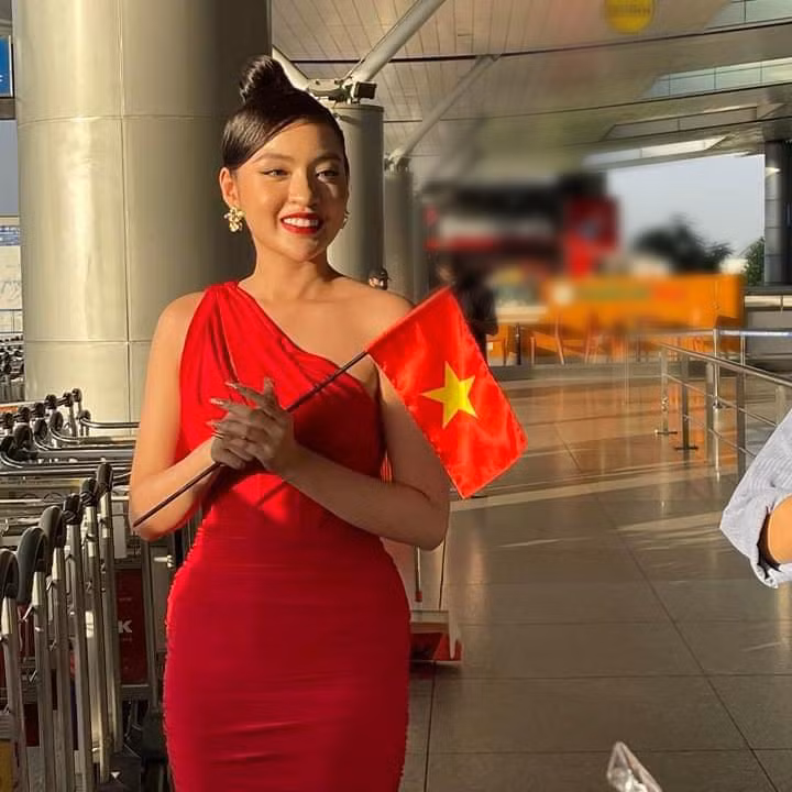 Tại sân bay, nàng hot girl khiến fan bàn luận sôi nổi với khoảnh khắc lủi thủi một mình ở sân bay.