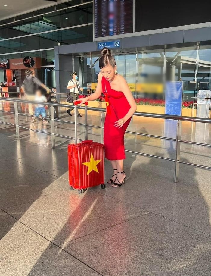 Cụ thể, nhiều diễn đàn sắc đẹp lan truyền hình ảnh của người đẹp sinh năm 2000 ở sân bay trước lúc khởi hành sang Thái Lan. Tại đây, Trần Thanh Tâm diện thiết kế ôm dáng lệch vai quyến rũ.