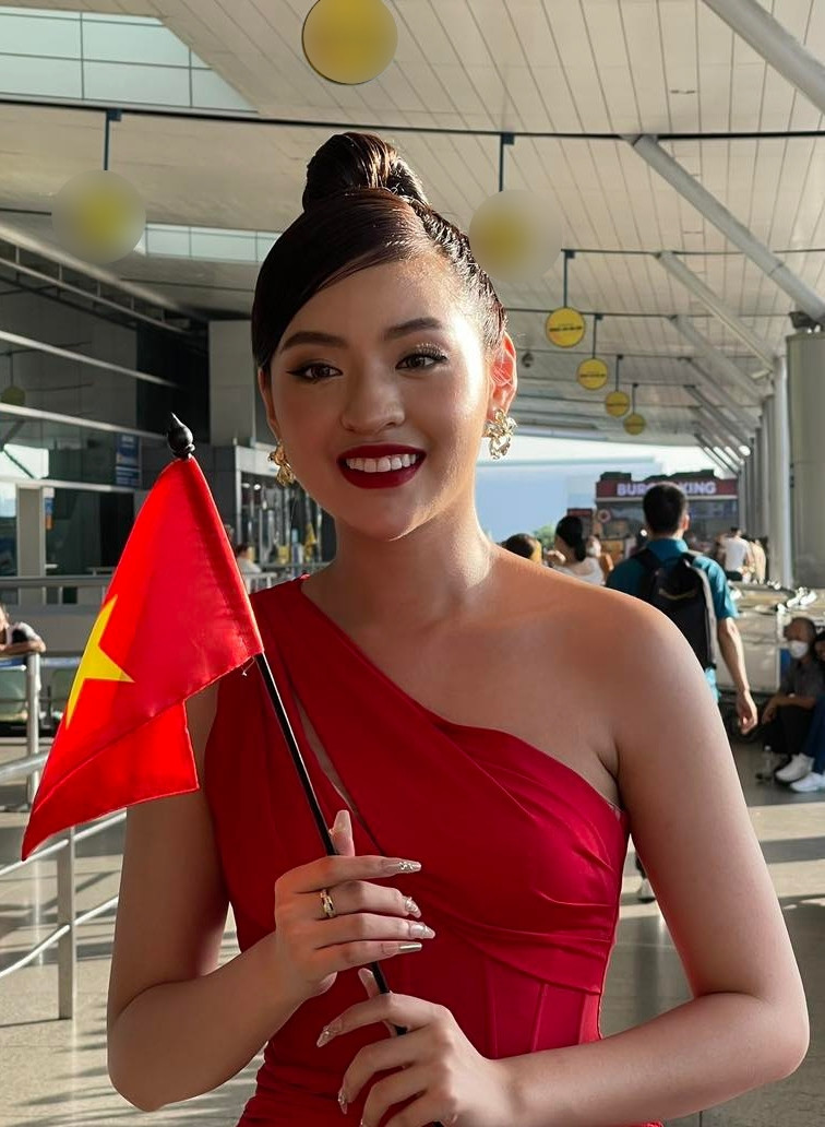 Sau thời gian dài chuẩn bị, sáng nay (10/12), hot girl Trần Thanh Tâm chính thức lên đường sang Thái Lan để nhập cuộc đấu trường Miss Fabulous 2022.