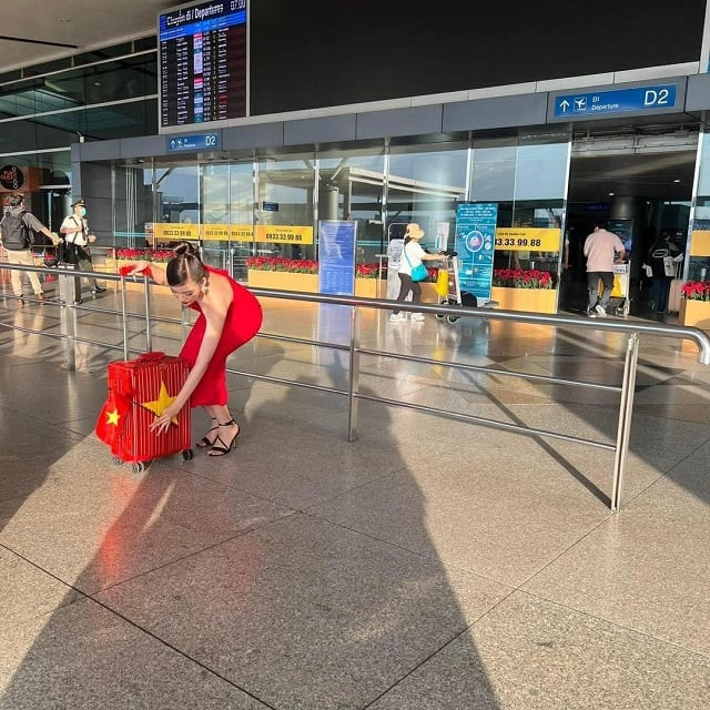 Khác với những đại diện khác, không gian sự kiện của Thanh Tâm khá vắng lặng. Nhiều khoảnh khắc hot TikTok lủi thủi kéo vali tại sân bay khiến fan bàn luận sôi nổi.