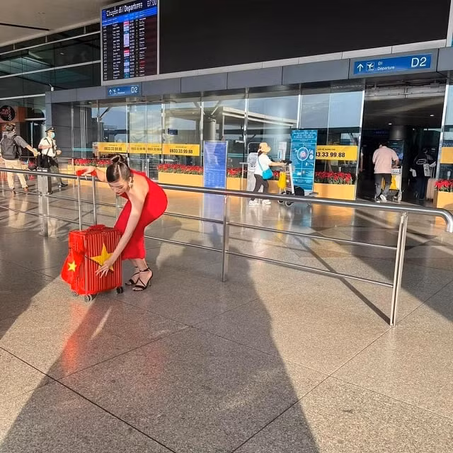 Khác với những đại diện khác, không gian sự kiện của Thanh Tâm khá vắng lặng. Nhiều khoảnh khắc hot TikTok lủi thủi kéo vali tại sân bay khiến fan bàn luận sôi nổi.