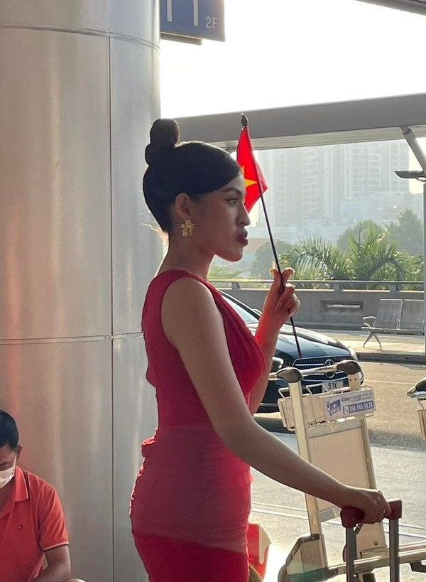 Trong một vài khoảnh khắc "hot girl trứng rán" lộ vóc dánh kém đẹp, góc cạnh gương mặt như trải qua thẩm mỹ.