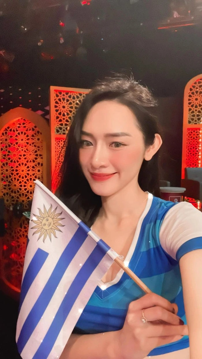 Thúy Huyền nhận được sự chú ý không chỉ có nhan sắc xinh đẹp, ngoại hình gợi cảm mà cô còn được biết đến là cựu thí sinh Đường lên đỉnh Olympia.