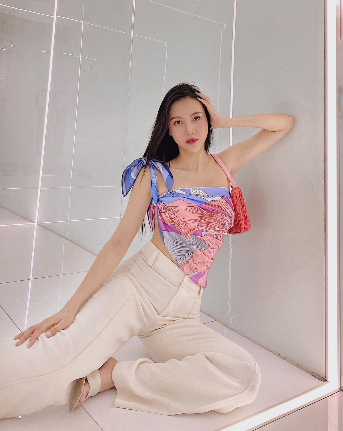 Có thể thấy, dù đã là mẹ 2 con nhưng người đẹp sinh năm 1992 này vẫn giữ được nhan sắc và vóc dáng quyến rũ.