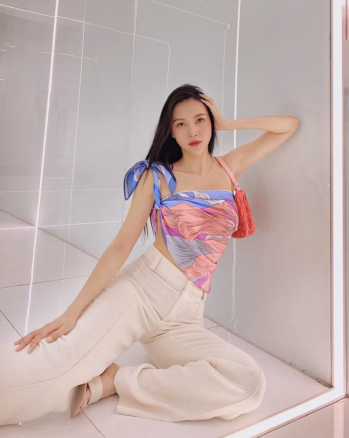 Có thể thấy, dù đã là mẹ 2 con nhưng người đẹp sinh năm 1992 này vẫn giữ được nhan sắc và vóc dáng quyến rũ.