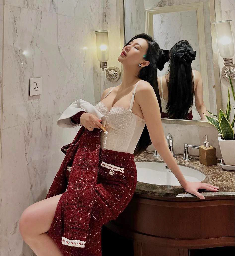 Mới đây, trên trang cá nhân người đẹp hàng không Vũ Ngọc Châm đã có hình ảnh “tái xuất” ấn tượng sau khi sinh em bé thứ 2 chưa lâu.