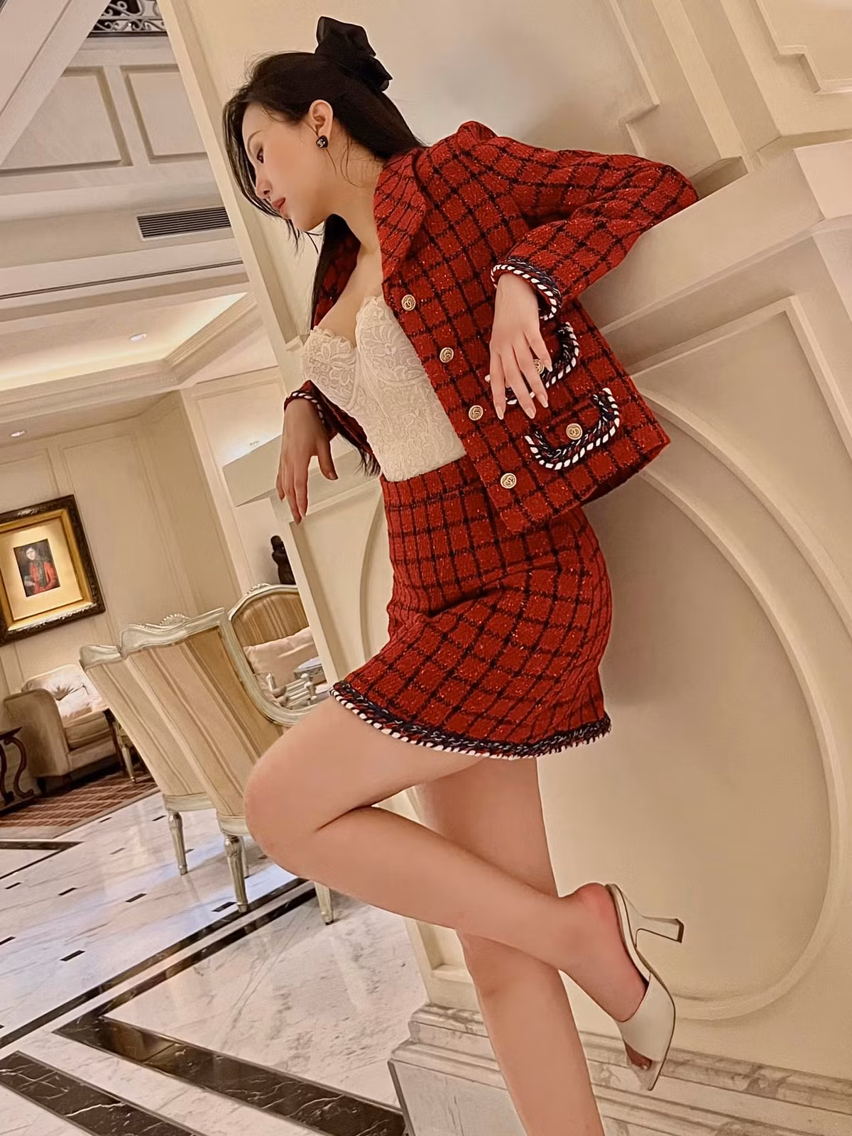 Ngoài ra cô còn từng gây chú ý khi tham gia chương trình “Đồng hành cùng World Cup 2014”.