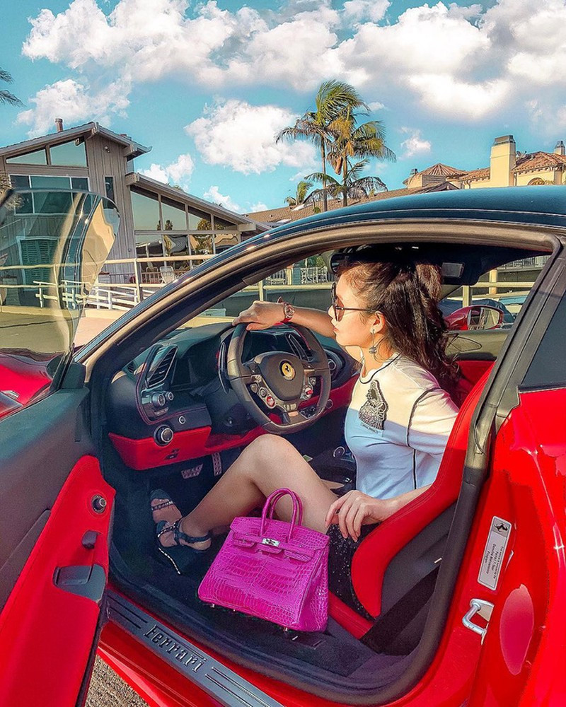 Để tăng thêm độ xa hoa, Tiểu Giang dát hàng hiệu từ đầu tới chân cho bản thân lẫn quý tử. Cô thường xuyên vi vu khắp nơi và tận hưởng cuộc sống sang chảnh khiến bao người phải mơ ước. Ảnh: IGNV