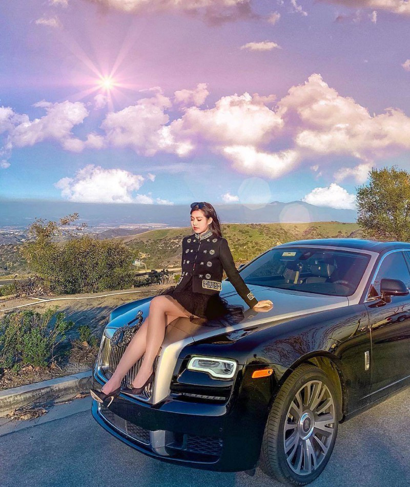 Được biết cô tiểu thư sang Mỹ định cư và kinh doanh các sản phẩm làm đẹp, thực phẩm chức năng với mức thu nhập cao ngất trời, khoảng 10 nghìn USD/tháng (tương đương 230 triệu đồng).